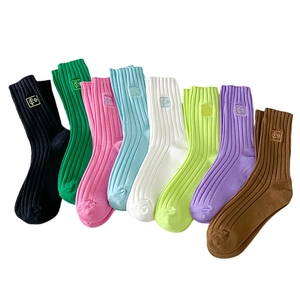 Chaussettes en coton colorées à rayures verticales avec broderie en diverses couleurs