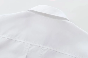 Vue détaillée du col arrière et des coutures d'épaule d'une chemise en coton blanc