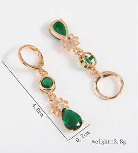 Dettaglio orecchini pendenti dorati con zircone verde, altezza 4,0 cm e larghezza 0,7 cm