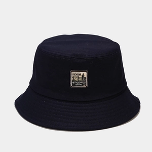 Détail du patch rétro brodé sur le chapeau bob en toile de coton bleu marine
