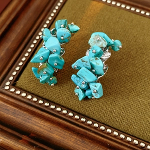 Détail macro de pierres turquoise irrégulières et perles argentées sur velours rétro