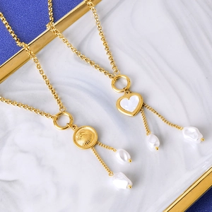 Collier élégant en titane doré avec pendentif cœur en nacre et perles baroques