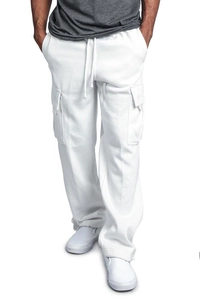 Détail du pantalon cargo blanc avec poches latérales tactiques et cordon de serrage