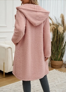 Rückansicht einer gemütlichen rosa Kunstpelz-Strickjacke mit Kapuze in stilvollem Ambiente