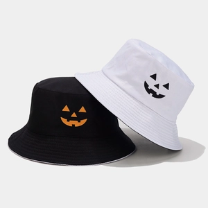 Ricamo dettagliato di zucche di Halloween su cappelli a secchiello in cotone bianco e nero