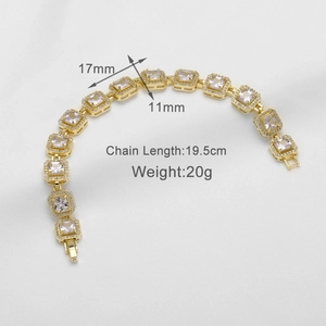 Detail view of 18k gold plated bracelet showing dimensions 19.5cm length and 20g weight