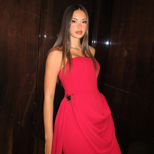 Robe de soirée bustier rouge élégante avec corsage ajusté et boucle dorée à la taille
