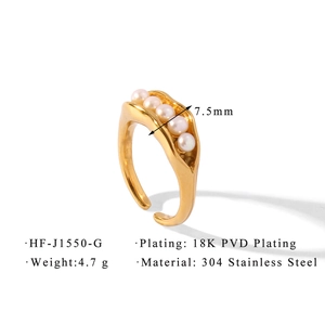 Macro dell'anello a baccello in acciaio placcato oro 18K con cinque perle bianche incastonate