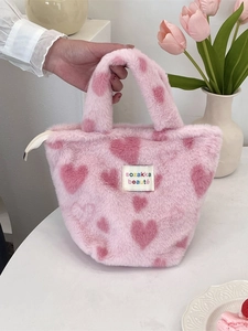 Sac à main en peluche rose avec motifs de cœurs rouges et poignée douce d'hiver