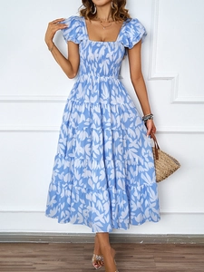 Détail de robe bohème à imprimé floral avec col carré et buste élastique à smocks