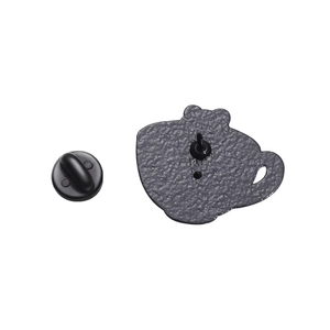Détail du dos de la broche en métal noir avec texture antidérapante et fermoir en caoutchouc