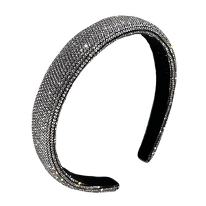 Elegante cerchietto largo decorato con strass argentati brillanti su sfondo bianco