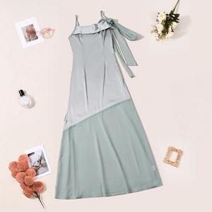 Dettaglio vestito midi in raso verde salvia con fiocco e scollo a balze chic