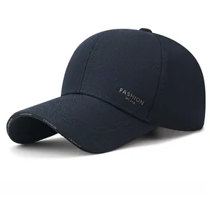 Vue détaillée de la casquette de baseball bleu marine avec lettrage et visière