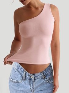 Detailaufnahme des dehnbaren rosa One-Shoulder-Yoga-Tops an einem Model
