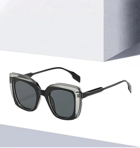 Detailaufnahme der zweifarbigen Oversize-Sonnenbrille mit transparenten und schwarzen Rahmen
