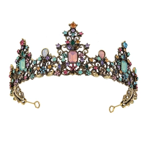 Détail des cristaux colorés et des pierres sur la couronne de mariée dorée