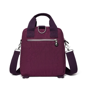 Vue détaillée du dos du sac en nylon avec poche zippée dissimulée et anneaux métalliques