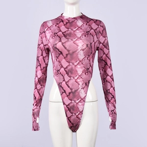 Détail du body à manches longues et col montant avec imprimé peau de serpent rose réaliste