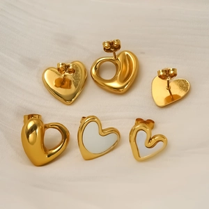 Set di sei orecchini a lobo a cuore in acciaio inossidabile placcato oro 18K con intarsio