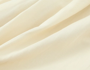 Gros plan sur la texture du tissu beige montrant le tissage détaillé et l'aspect aspect lin