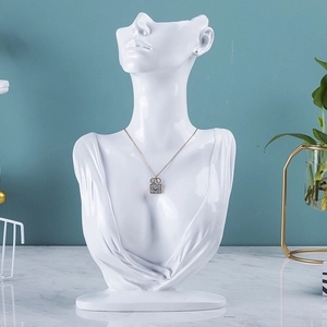 Gouden ketting met diamanten handtas hanger op een mannequin display standaard