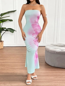 Nauwsluitende strapless kokerjurk in cyaan gradiënt met grote roze bloemenprint