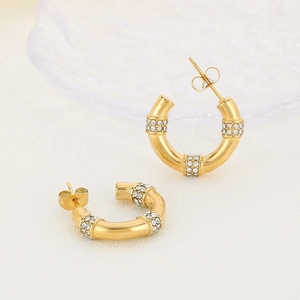Boucles d'oreilles créoles en forme de C plaqué or 18 carats avec trois rangées de cristaux