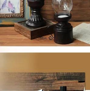 Dettaglio di un portacandele vintage in resina stile lampada a petrolio con vetro