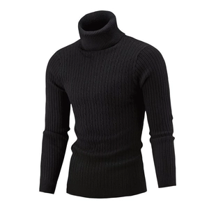 Dettaglio della trama a treccia su questo maglione nero a collo alto dalla vestibilità slim