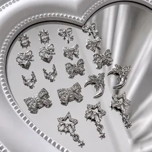 Bijoux d'ongles en alliage argenté avec formes de couronne et cœur et strass étincelants