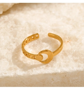 Macro di un anello regolabile placcato oro 18K con motivo luna su pietra bianca