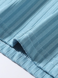 Vue macro détaillée du tissu en maille côtelée bleue et des coutures de précision