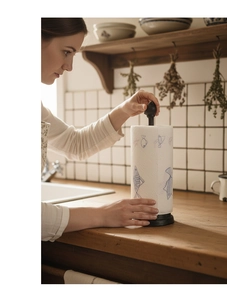 Portarotolo da cucina in ghisa stile vintage con uccello decorativo in una cucina rustica