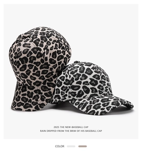 Détail de casquettes de baseball à motif léopard marron et blanc avec tissu texturé