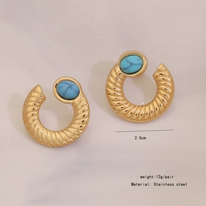 Makroansicht der 18K vergoldeten Edelstahl-Ohrringe mit blauem Marmorstein-Inlay