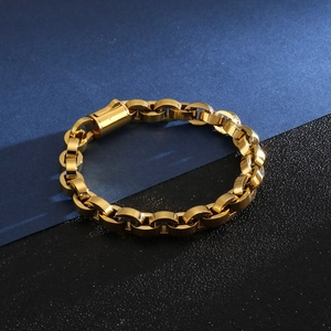 Gros plan d'un bracelet à maillons épais en acier inoxydable doré avec fermoir à boîte