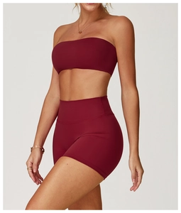 Seitenansicht des weinroten Yoga-Sets mit Bandeau-Oberteil und High-Waist-Shorts