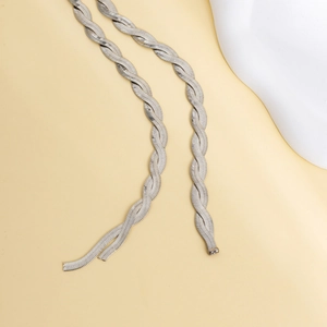 Nahaufnahme einer silbernen Schlangenkette mit elegantem geflochtenem Drehmuster