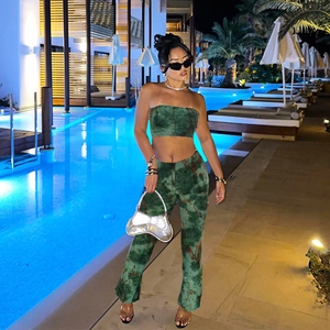 Completo due pezzi da donna con crop top tie-dye verde e pantaloni a zampa d'elefante