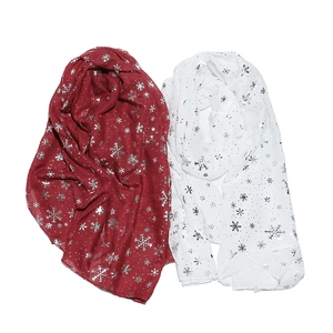 Détail d'écharpes d'hiver bordeaux et blanches avec motifs de flocons argentés