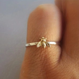 Zweifarbiger Bienenring mit silbernem Hammerschlag-Band und goldenem Bienenmotiv