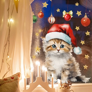 Detail eines Weihnachts-Fensteraufklebers mit festlicher Katze, Sternen und hängenden Kugeln