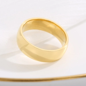 Detailopname van een minimalistische geometrische gouden ring met een 18K afwerking