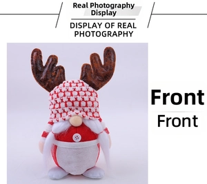 Vue de face d'un gnome de Noël en peluche avec bois de renne et bonnet en tricot