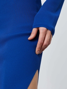 Elegant blue ribbed knit dress with round neck and side slit in high-waisted slim fit