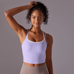 Détail d'un soutien-gorge de sport lavande avec doubles bretelles et tissu élastique