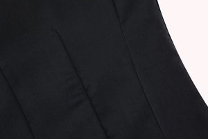 Dettaglio della trama in tessuto twill nero e cuciture di alta qualità del top a corsetto