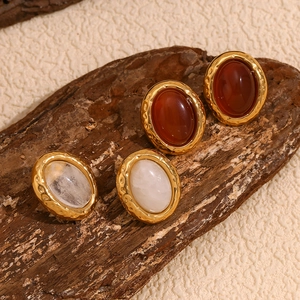 Retro 18K gold-plated stainless steel oval stone earrings with hammered texture on wood