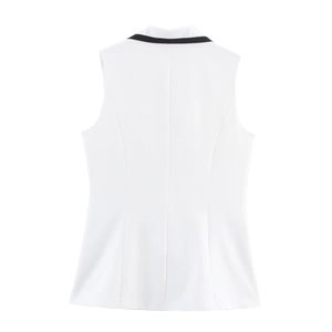 Détail du dos du gilet blanc sans manches avec bordure contrastée noire et coutures